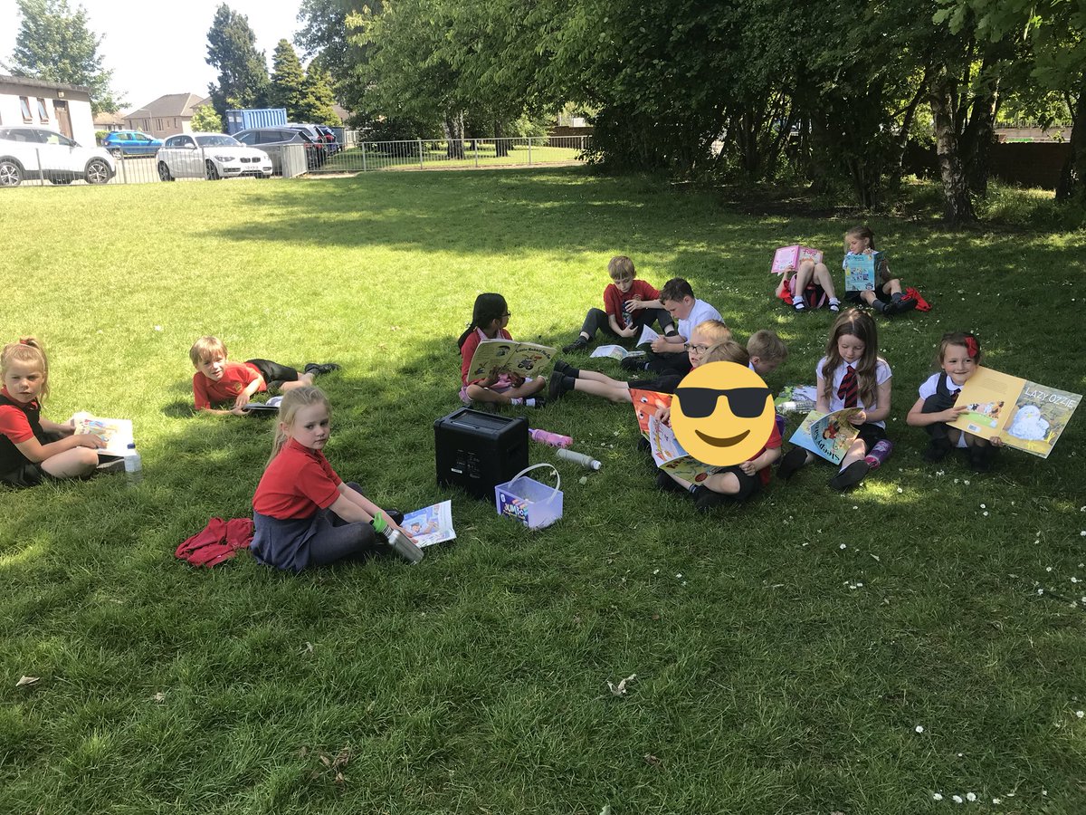stfrancisP1's tweet photo. Room 9 taking their learning outdoors this afternoon #readinganywhere #shadytrees #partners https://t.co/7ZCGACsCo5
