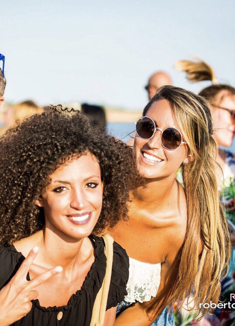 kinderbuenow's tweet photo. Da un sorriso nasce sempre un altro sorriso. ❣️ #summer2018 #sisters https://t.co/Cn4W2dernh