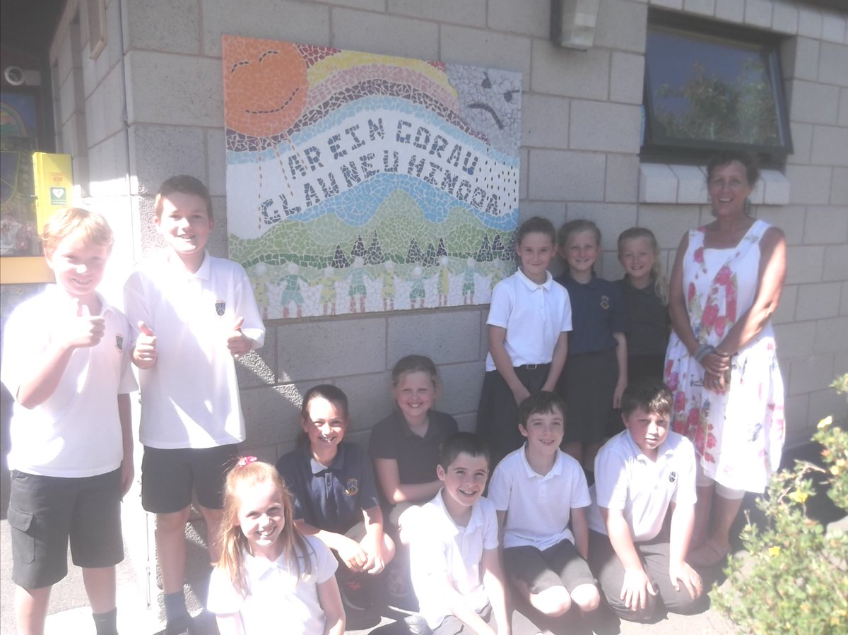 BroCinmeirch's tweet photo. Diolch yn fawr iawn i'r artist Julie Rogers am ei gwaith hyfryd gyda'r plant yn nosbarth 3 a 4. The lovely new mosaic work has been created by the artist Julie Rogers and children, thank you for all of your hard work. https://t.co/llhvju8CNw