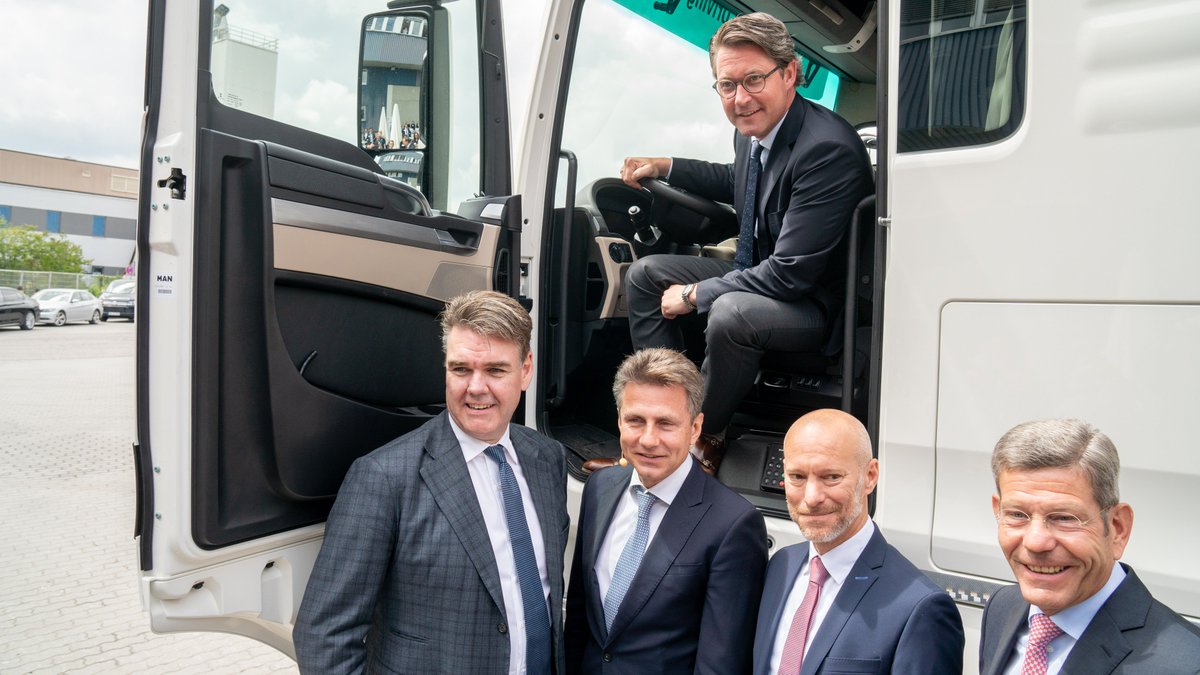 BMV's tweet photo. BM @AndiScheuer hat heute den Startschuss für #Platooning in der #Logistik gegeben. #DBSchenker hat heute mit den ersten vernetzten LKW's den Regelbetrieb gestartet. Als Partner sind @MAN_Group und @HS_Fresenius dabei. Weitere Fotos hier: https://t.co/eQLZhfmcgl https://t.co/xpz3KlGeWP