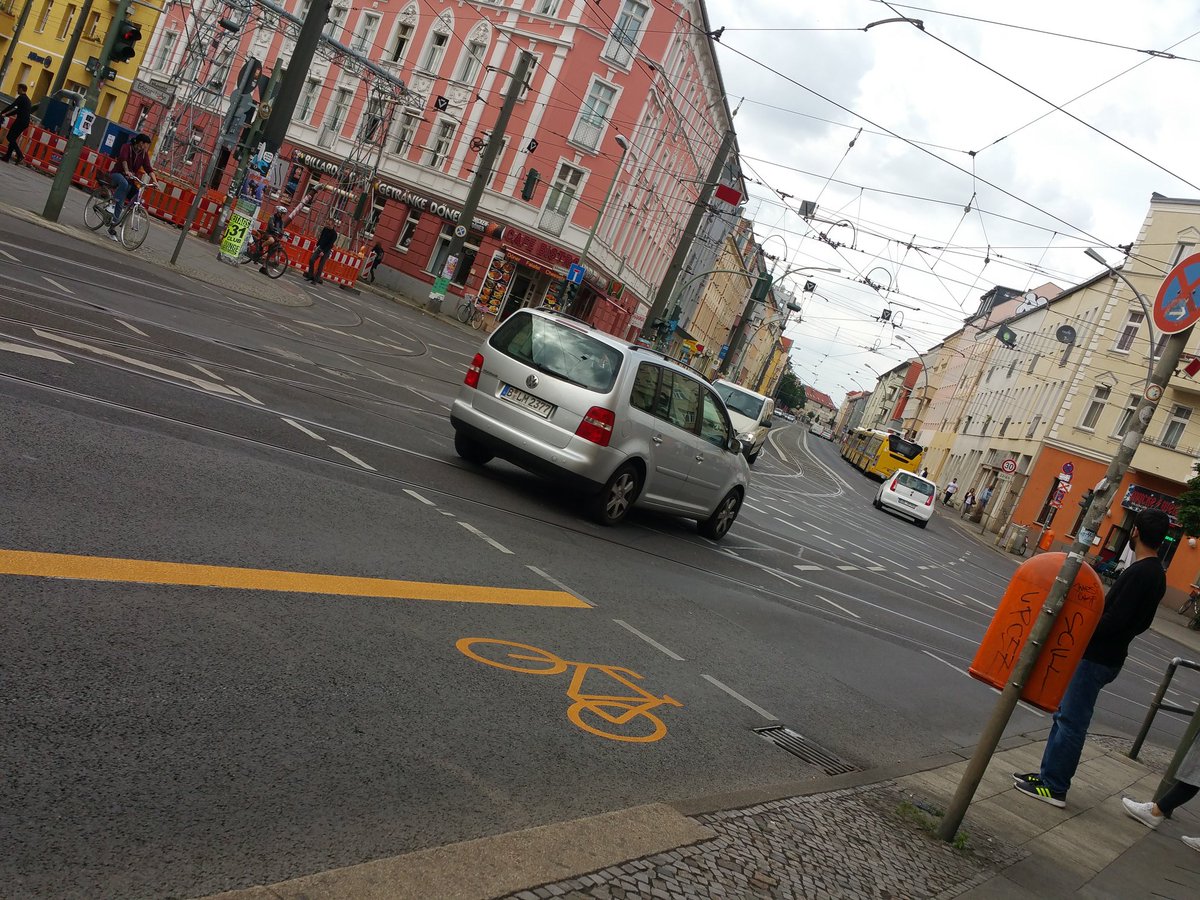 Josephine006's tweet photo. Was soll das hier werden? Chaos vorprogrammiert #Edisonstr #Wilhelminenhofstr @mirkosw @Bastiosw @BiibiiSilvi @dynamo1955 @TomSchreiberMdA @Majonnchen @BZ_NachtFloh https://t.co/ZO2Y1zAJOG