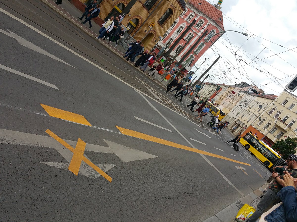 Josephine006's tweet photo. Was soll das hier werden? Chaos vorprogrammiert #Edisonstr #Wilhelminenhofstr @mirkosw @Bastiosw @BiibiiSilvi @dynamo1955 @TomSchreiberMdA @Majonnchen @BZ_NachtFloh https://t.co/ZO2Y1zAJOG