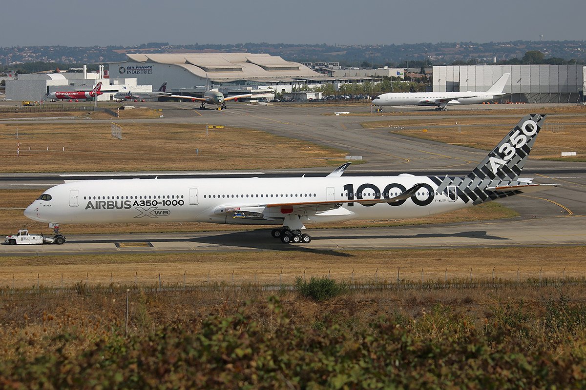 skygoflycom's tweet image. Some would argue the Airbus a350 is prettier and a better airplane than the 787. Agree? facebook.com/skygofly/photo… #a350 #airbus