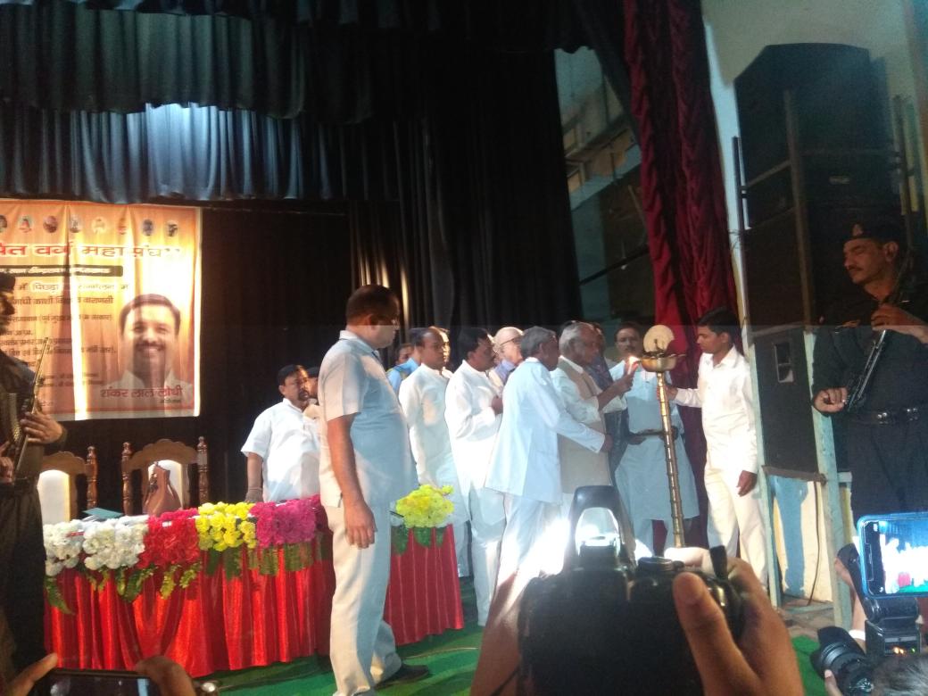 Devendralodhi62's tweet photo. आज लखनऊ मे रवीन्द्रनाथ टैगोर नाटयशाला मे पूर्व प्रधानमंत्री वी.पी. सिंह जी की जयंती के अवसर पर माननीय विद्यायक जी https://t.co/1Mf9cGovTP