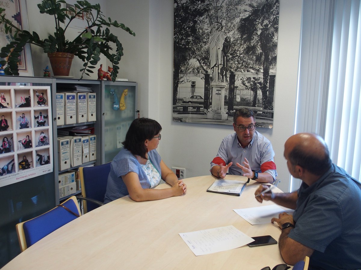 Desde la Concejalía de Jóvenes seguimos con la ronda de contactos con entidades juveniles de la ciudad para presentarles los detalles relativos a la implantación del primer 'Plan Logroño Joven'. Hoy reunión con YMCA en La Rioja e <a href="/intereuroparioj/">Inter Europa</a>: buff.ly/2tvOQI6