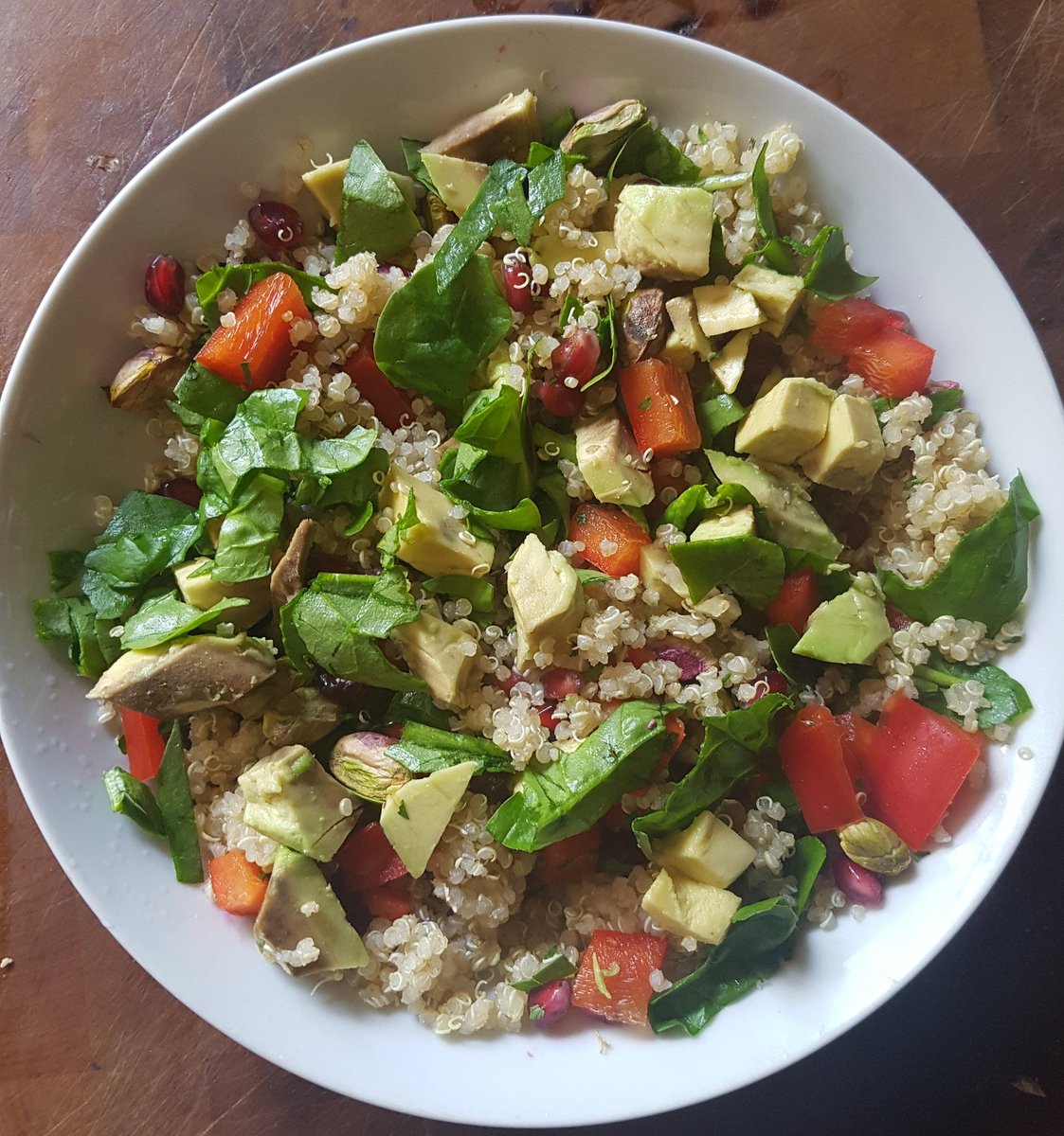 Really tasty salad for lunch today 🙂 Quinoa with pomegranate seeds, pistachios, avocado, red pepper, spinach, and parsley.💚 #vegan #veganfood
