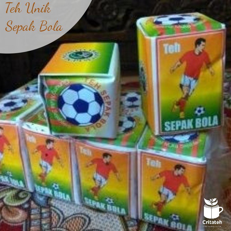CritaTeh's tweet photo. Lagi demam piala dunia nih ternyata ada juga Teh Indonesia yang bernama Teh Sepakbola yang berasal dari Gunung Mulia Sejahtera Surakarta. Rasanya Pahit dan kental dan sering disajikan di Angkringan Kota Solo #worldcup2018 #rusia #tehsepakbola #Critateh #foodphotography #food https://t.co/1ts617sJkE