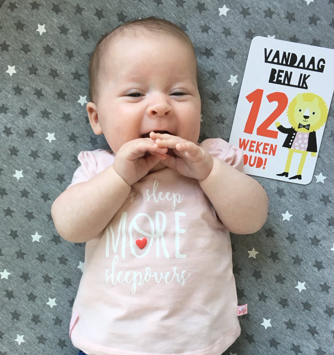 Kleine meisjes worden dus echt heel snel groot... Julie vandaag #12weken dus dat betekent einde zwangerschapsverlof... #milestone #newborn #notsonewanymore #nogeendagjeverlof #babyveeke #lachebekkie #eindezwangerschapsverlof #hallowerkleven
