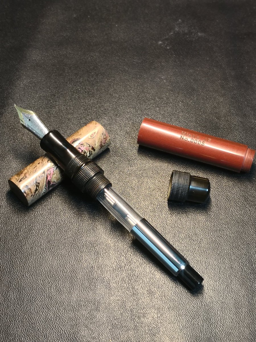 FlexNibClub's tweet photo. このオリジナル軸、con70が非常に使いにくかった僕には妙案でした。
軸が太いので摘みやすく、コンバーターがブレないので安心してプッシュができます。
#万年筆 #con70 https://t.co/glAm2rs8e9