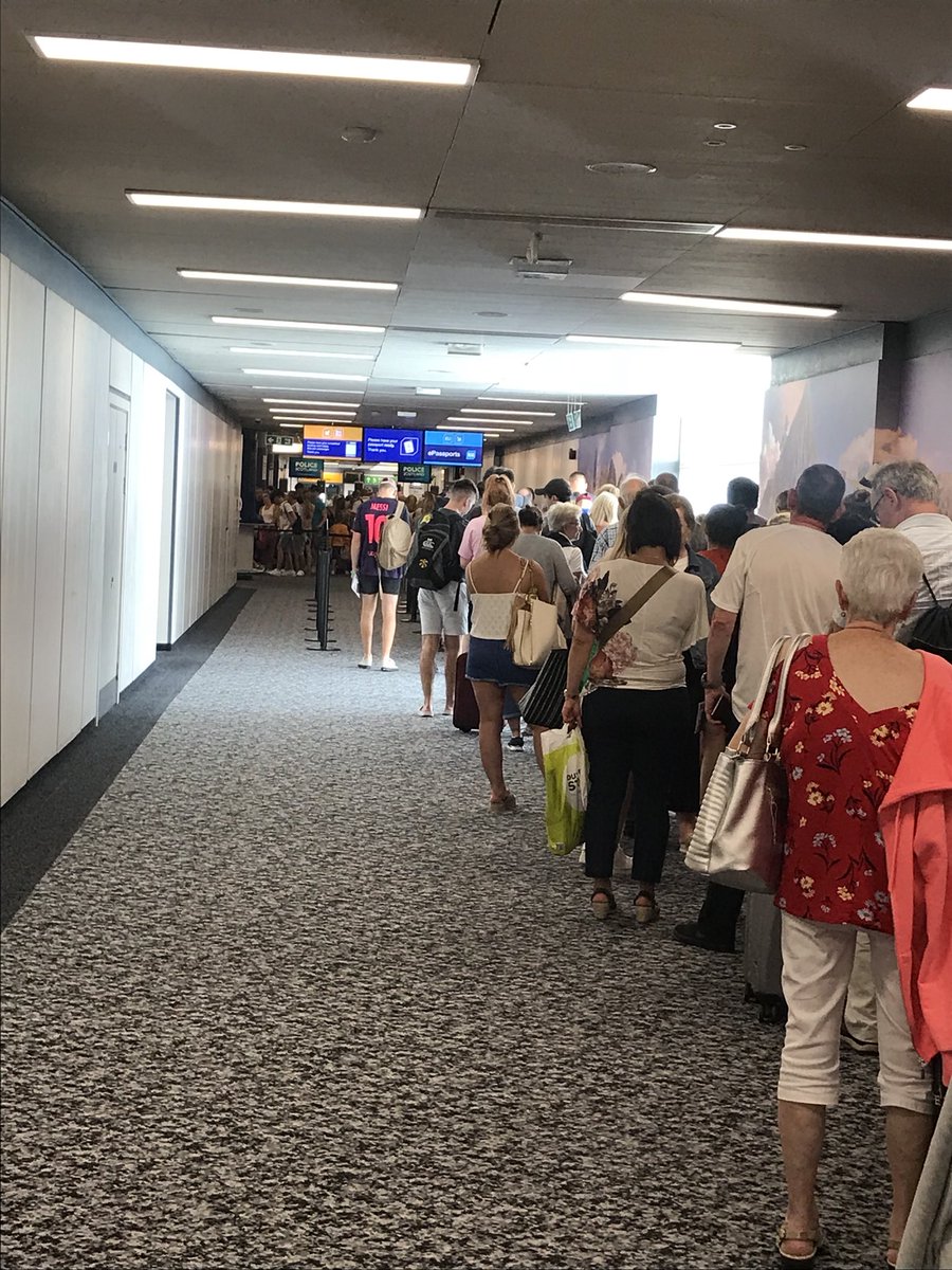 DebbieOliver90's tweet photo. @GLA_Airport can always rely on passport control at Glasgow airport to add an hour on to your homeward journey .. joys ! https://t.co/RcD6GVyl3b
