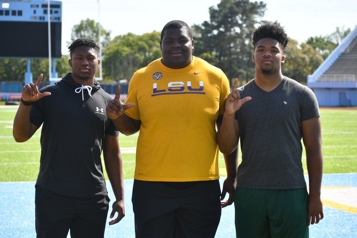samspiegs's tweet photo. Camp season is over + the dead period has arrived. #LSU's 2019 recruiting class is up 17 commitments, good for No. 3 in the country. With some clarity on the board, I took a stab at the rest of the class. Here are my first round of predictions

➡️ https://t.co/WHNAy4kuel https://t.co/A4Uwfk9lbc