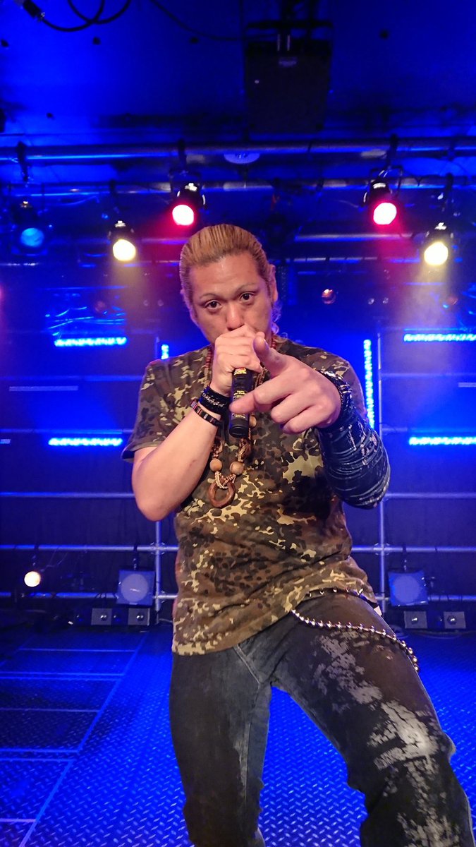 newassaultyuuki's tweet photo. 続々とLIVE中の写真もろたり、無断で拝借してるんやけど...
やっぱ誰よりも俺がカメラ見つけてるわw

画像見たらわかるが、真ん中でも右でも左でも見つけてる😄

お客さんに楽しんでほしくてステージに立ってるから、誰よりもお客さんのことを見てるんや🎶

みなさん写真ありがとうございます✨

#SHS4 https://t.co/dVgmhE3hFU