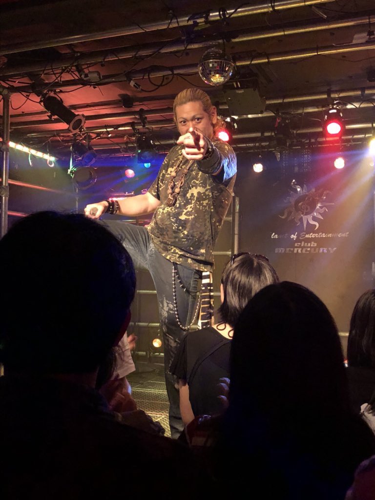 newassaultyuuki's tweet photo. 続々とLIVE中の写真もろたり、無断で拝借してるんやけど...
やっぱ誰よりも俺がカメラ見つけてるわw

画像見たらわかるが、真ん中でも右でも左でも見つけてる😄

お客さんに楽しんでほしくてステージに立ってるから、誰よりもお客さんのことを見てるんや🎶

みなさん写真ありがとうございます✨

#SHS4 https://t.co/dVgmhE3hFU