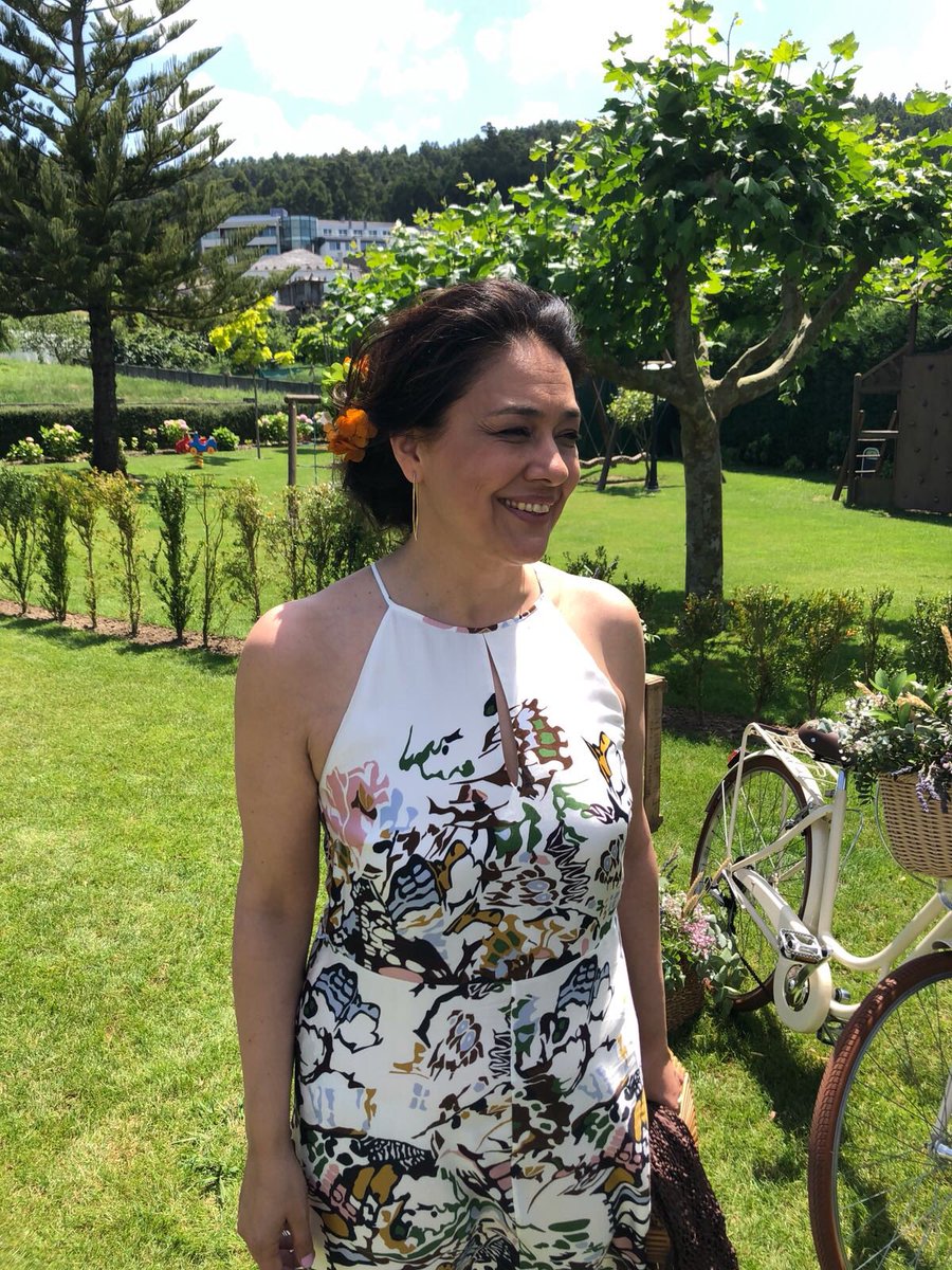 Hola! Comenzamos semana a con vuestras fotos! Mil gracias Paula! Mirar que guapa con la semi corona de hortensias y paniculata preservada. Que os parece? Un diseño cien por cien personalizado.
Feliz semana