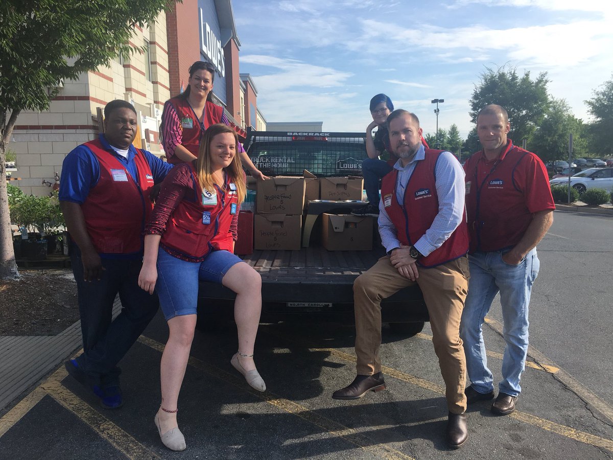 OggieHR's tweet photo. 615 pounds of donations from our People and Pets Food Drive dropped off this morning! We CRUSHED our goal! #500lbsGoal #team2352 #secondharvestmetrolina #APartOfSomethingBigger https://t.co/V0J0mtnqKM