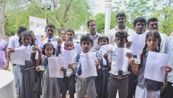 AnandaVikatan's tweet image. 'அதிகக் கட்டணம் செலுத்தச் சொல்கிறார்கள்'- இலவச கல்வித்திட்டத்தில் சேர்ந்த மாணவர்கள் குமுறல் #Students #PrivateSchool #FeeIssue 

bit.ly/2KaDdRZ