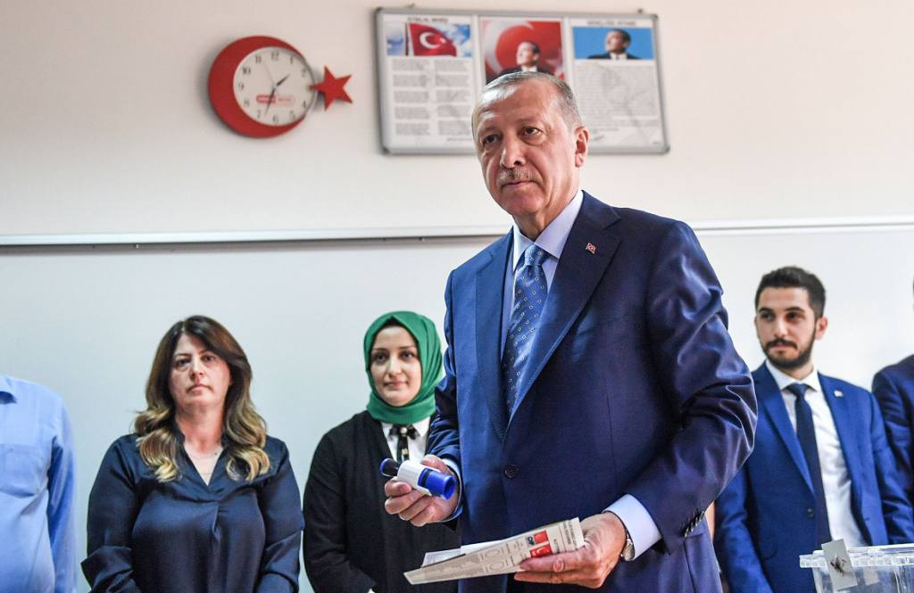 eluniversocom's tweet photo. Recep Tayyip Erdogan celebra su reelección y sus nuevos poderes, Ince acepta su derrota ► https://t.co/0laaVW9YjT https://t.co/3rxl7Fn0g5