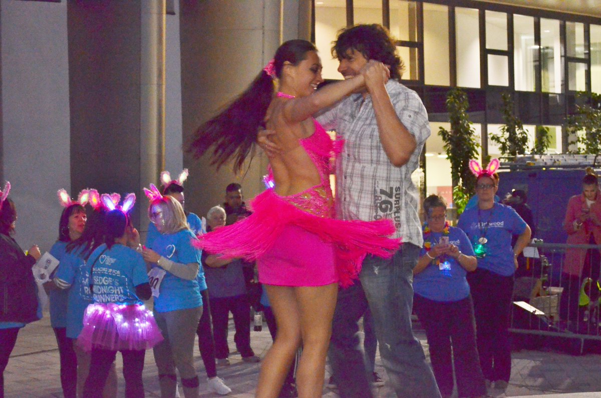 TheKirkwood_UK's tweet image. We're still buzzing after our #MidnightMemoryWalk on Saturday! We want to say a huge thank you to these guys for keeping our crowds warmed up and entertained @Pulse1Radio, @RosieMadison, @TotalFitness, @MaxRestaino, Veronika Lukacova &amp;amp; @PasticheEurope Glow Dancers #MMW18