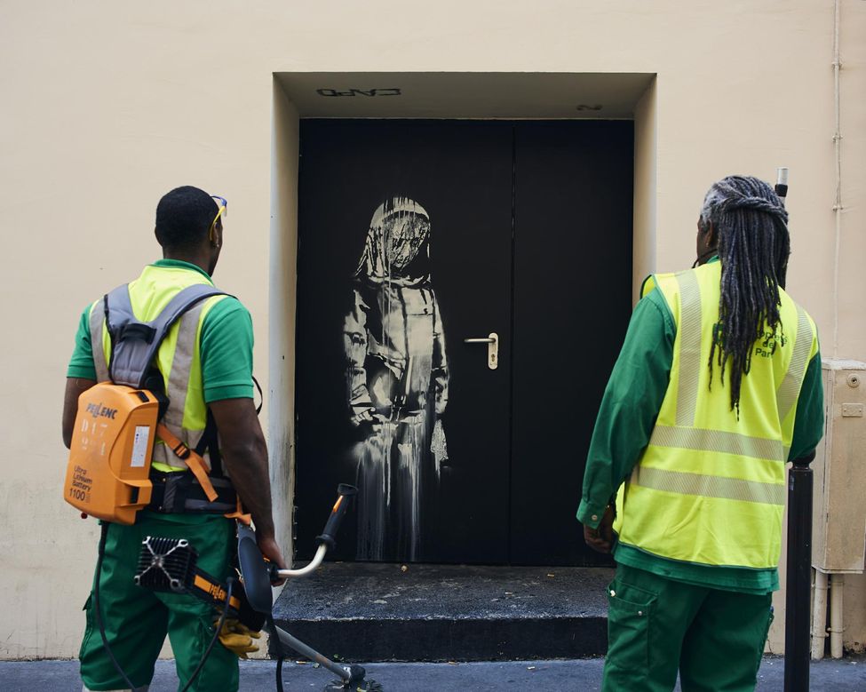s_butterfly's tweet photo. Banksy commemorates victims of Bataclan in Paris. More on @libe https://t.co/qSh5fnVkA1 pic by Cyril Zannettacci https://t.co/UeWUhfGPa8