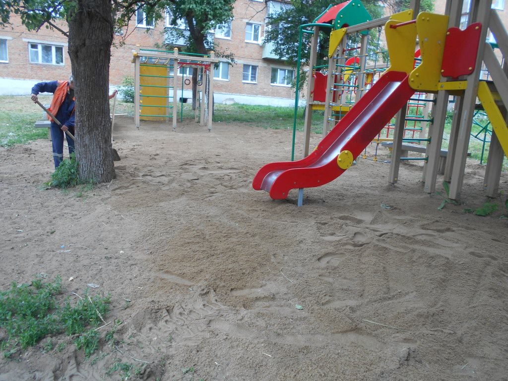 покрытие детской площадки песком