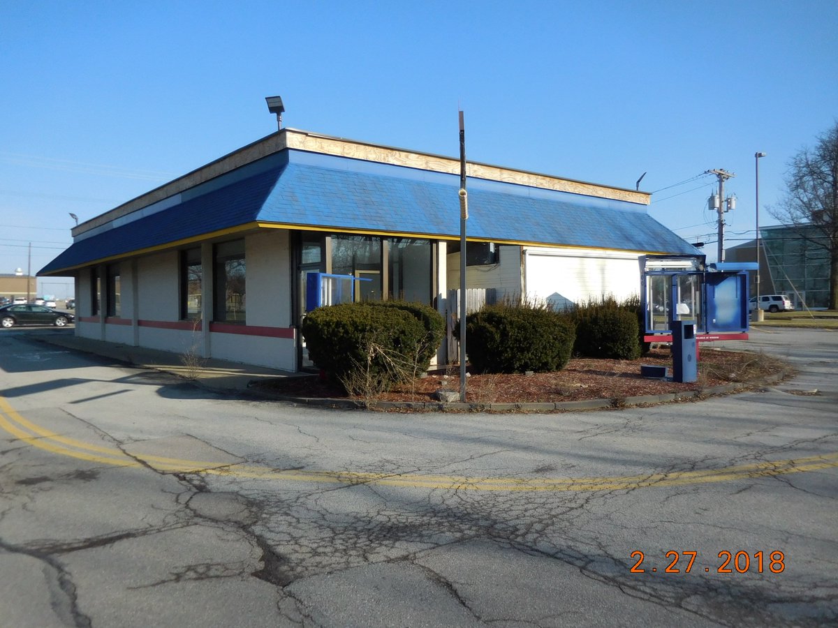 TomLockwood57's tweet photo. 2787 SF restaurant available for lease only.  Has a drive up window, plenty of parking, 2 refrigerators and freezer. seats 66.  1192 Scottsville Rd.  #huntcommercial  #restaurant #drivethru #buildingsforlease https://t.co/ZT0nByllAs