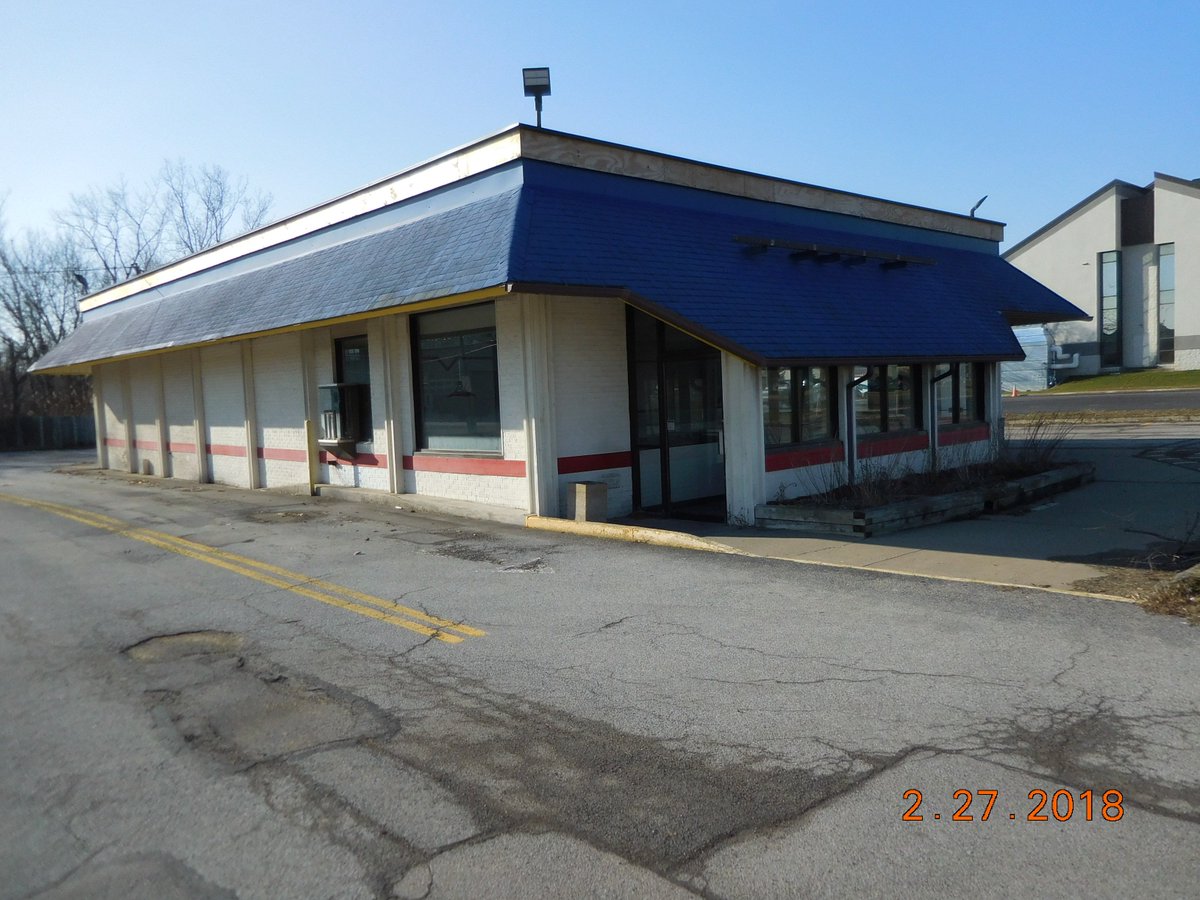 TomLockwood57's tweet photo. 2787 SF restaurant available for lease only.  Has a drive up window, plenty of parking, 2 refrigerators and freezer. seats 66.  1192 Scottsville Rd.  #huntcommercial  #restaurant #drivethru #buildingsforlease https://t.co/ZT0nByllAs
