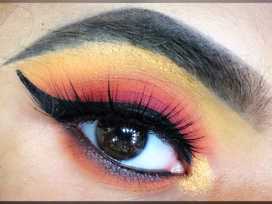 NaightLife's tweet photo. @MakeupForWOC just tryna get some exposure 👀 https://t.co/iFi6SllGuj