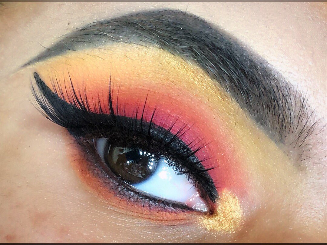 NaightLife's tweet photo. @MakeupForWOC just tryna get some exposure 👀 https://t.co/iFi6SllGuj