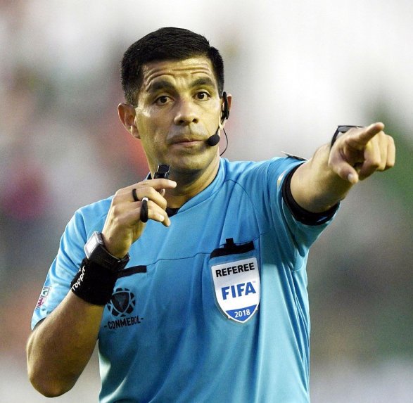 parischiquitoo's tweet photo. Este mediocre #Arbitro sudamericano #EnriqueCaceres de #Paraguay está en el #MundialRusia2018 por la mafia de la @CONMEBOL siguen las #fifaratas #ElMundialEnDIRECTV https://t.co/jlYXzctZQA