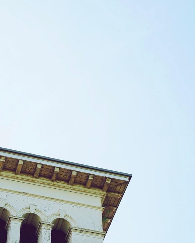 Mansion House .
.
.
.
.
#lookingup_architecture #architecture_greatshots #minimal_lookup #diagonal_symmetry #art_chitecture_ #sthelens #merseyside #mansionhouse #victoriapark #sthelens150 #lemonnelly #fujixt20 #xt20 #sky  #fujifeed #myfujifilm #fujixclub… ift.tt/2MkuDg6