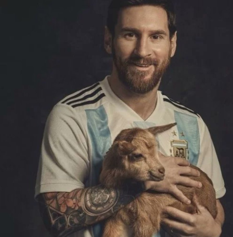 Llourinho's tweet photo. Acompáñame a ver esta triste historia del falso Ronaldo intentando ser igual que el mejor de la historia. https://t.co/d7fO189vG0