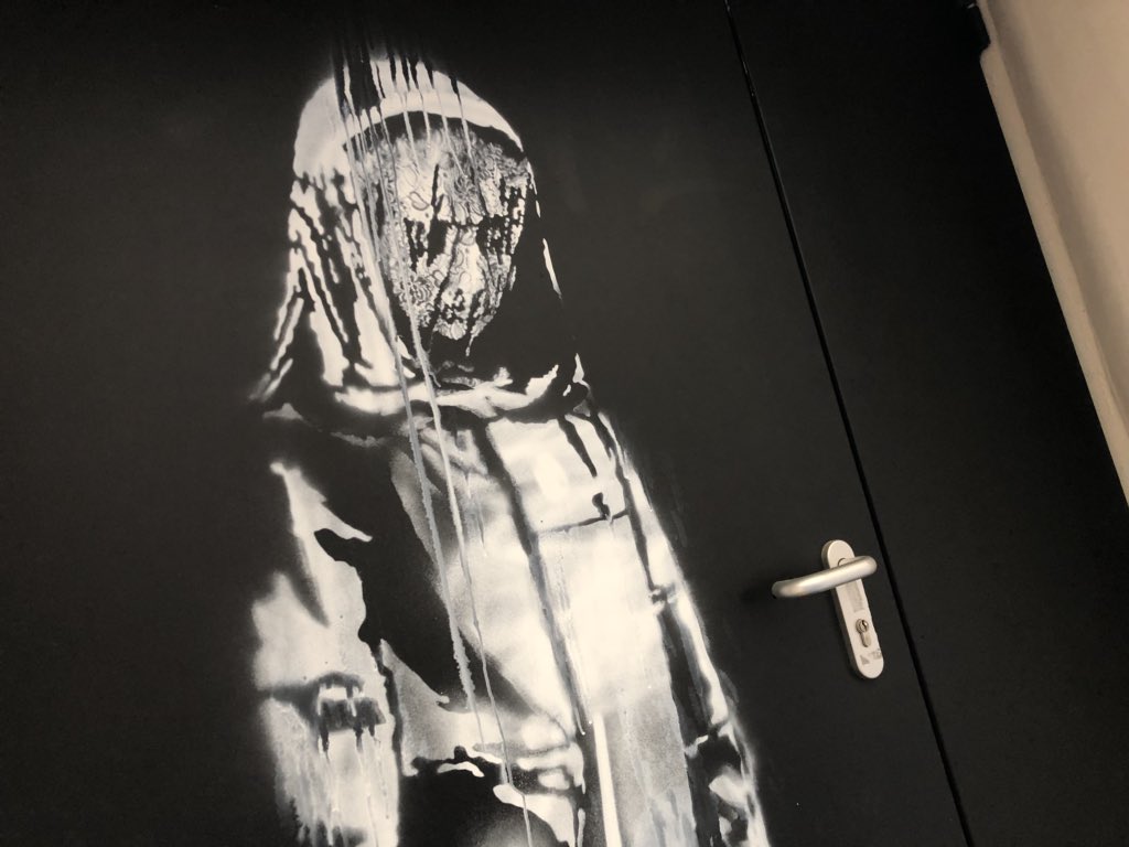 Nouvelle œuvre de l’insaisissable  #Banksy sur l’une des issues de secours du #Bataclan.

La même issue de secours qui aura permis le 13 novembre aux otages de prendre la fuite. #StreetArt