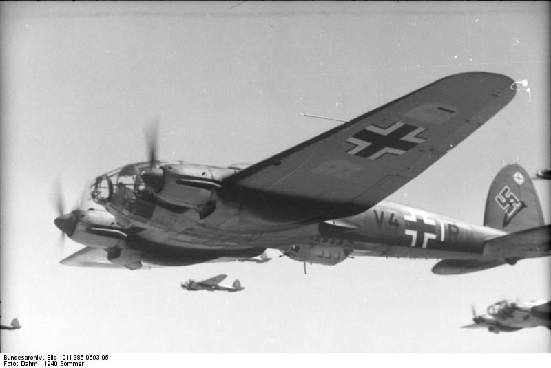 IIIReichguerra's tweet photo. 4/11/1941, URSS: la Luftwaffe ataca objetivos de carácter militar en Leningrado y provoca numerosos incendios. En la 2a fotografía se pueden ver #mujeres de la defensa aérea de #Leningrado vigilando el cielo. 
#WWII #WW2 #IIGM #2GM #SGM https://t.co/dYpSh4gpbZ