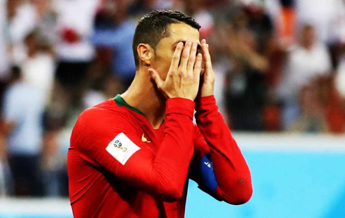 ➔ Cuando mete gol de penal, muchos hablan de "Penaldo". 
➔ Cuando deja ir un penal, muchos lo califican de "mentira". 

Acierte o falle, SIEMPRE hay algo. Es el precio que se tiene que pagar cuando se lleva tanto tiempo en la cima. Con CR7, NADA cambia. SIGUE EN LO MÁS ALTO.