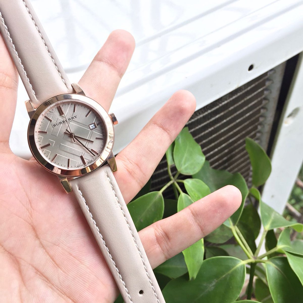 FBloggers11's tweet image. *Burberry*
* BU 9154
* For her
* 7A
* Original model
* Feature:
-Date indicator
-Swiss Quartz Movement
-Heavy leather strap 
-Heavy Quality
💯 *JAPANESE MACHINERY*
🌟 *Price- Rs 2350/-**🌟

**With Brand  box**

**Same day Ship*
**Free_shipp*
📲 What&apos;s app-9990624415
@FBloggers11