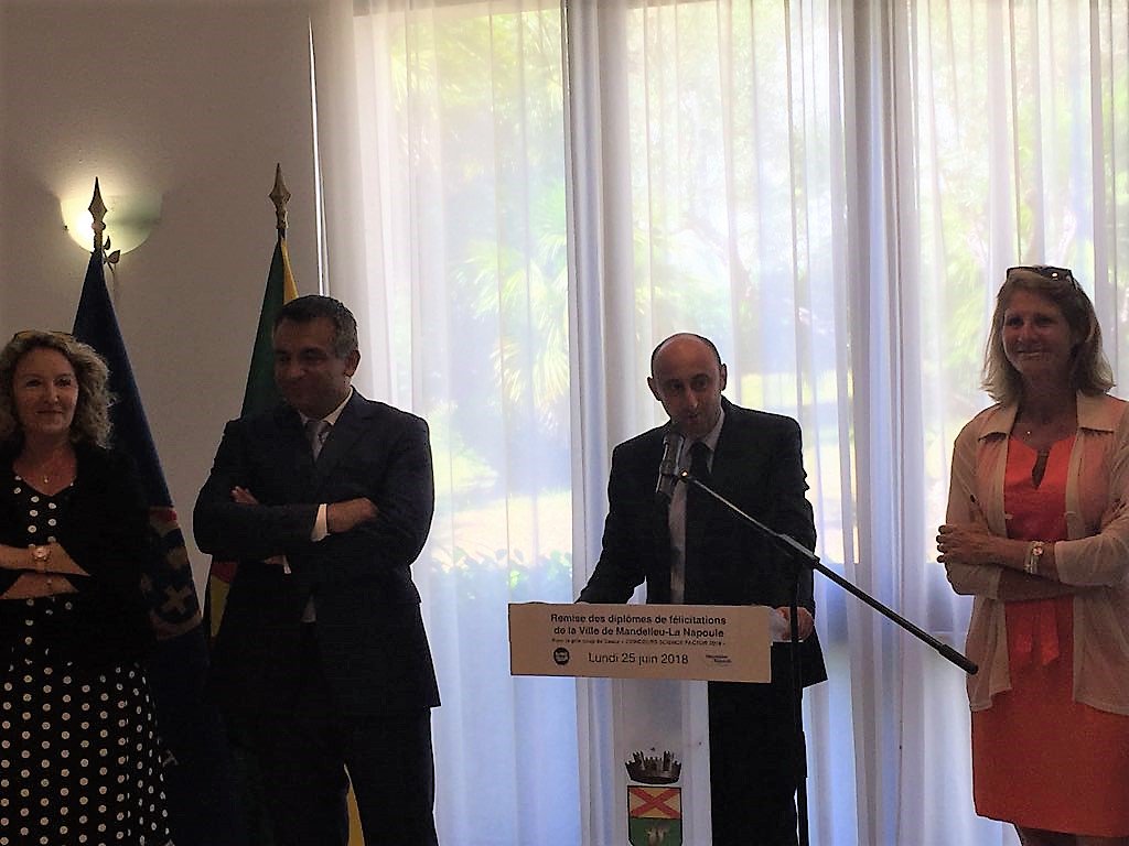 lespremieressud's tweet photo. Cette après-midi, le Maire de Mandelieu, Monsieur Sébastien Leroy, rencontrait l’équipe d’Hello Diabète pour les féliciter du prix reçu à @ScienceFactor. 200 dossiers ont été présentés et le coup de cœur du Jury a été attribué à cette équipe 100% féminine! Félicitation à elles! https://t.co/m4ThVccaYH