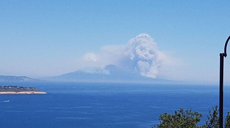 AtheistBasher's tweet photo. Look at Mount Vesuvius. This is a warning from God don't be gay! #atheism #religion #Jesus #Bible #Jesusisinme https://t.co/wldRnFQ9jh