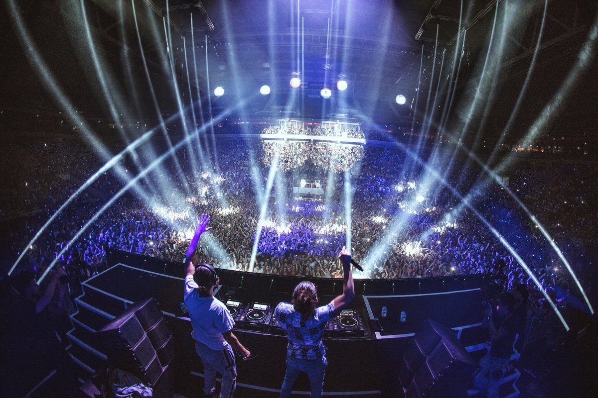 likemike's tweet photo. #Lille was crazy⚡️ Merci beaucoup @NSFestOfficiel !! @dimitrivegas https://t.co/iLWS6HvS78