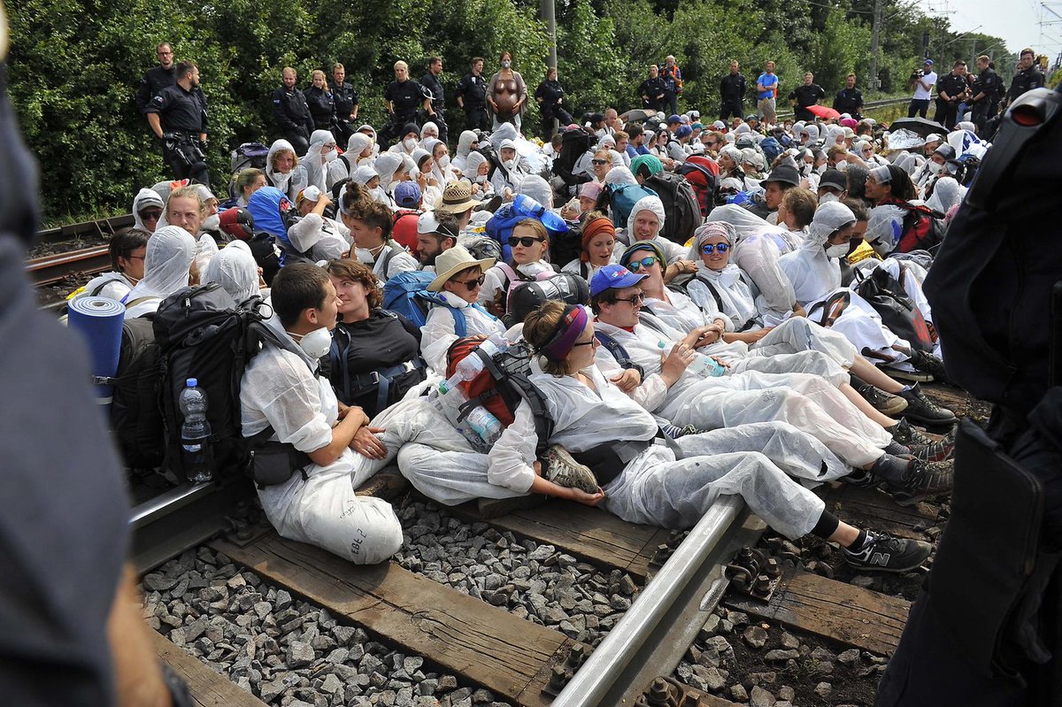 ausgeCO2hlt's tweet photo. Diesen Freitag findet ab 08.30 am Gericht #Kerpen eine Solikundgebung für UP III aus dem Hambacher Forst statt. Ab 09 Gerichtsprozess wegen Kohleblockade im Okt 2015. Kommt zahlreich und zeigt euch solidarisch! #FreeUPIII
@HambiBleibt @SupportHambiNow @MahnwacheHambi @HambiEA https://t.co/5LXwFa78Nb