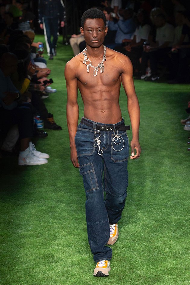LilianPacce's tweet photo. Muito jeans (e a volta da cargo pras passarelas? Ui!) na #OffWhite (@OffWht) de #VirgilAbloh (@virgilabloh)! Veja mais no link: https://t.co/AJMbXDvgZL #calcacargo #utilitarismo #moda #jeanswear #jeans https://t.co/rp0wgAhMSg