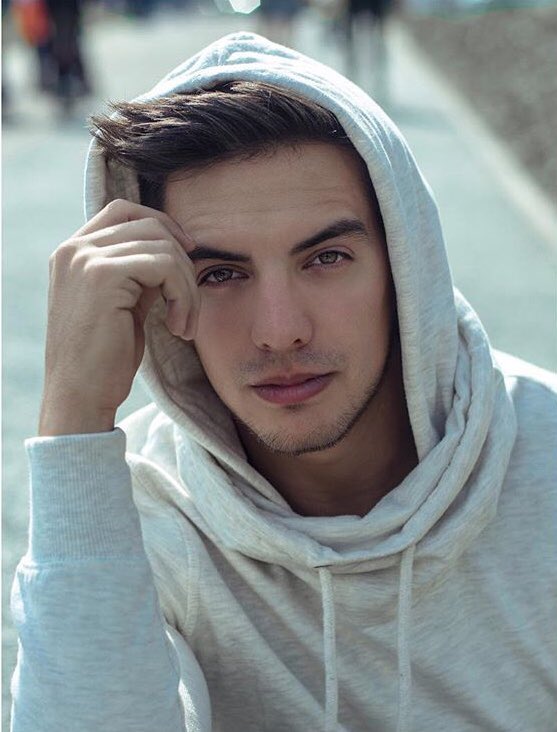 Pollitu's tweet image. #AMiSeMeHaceGuapo Vadhir Derbez!