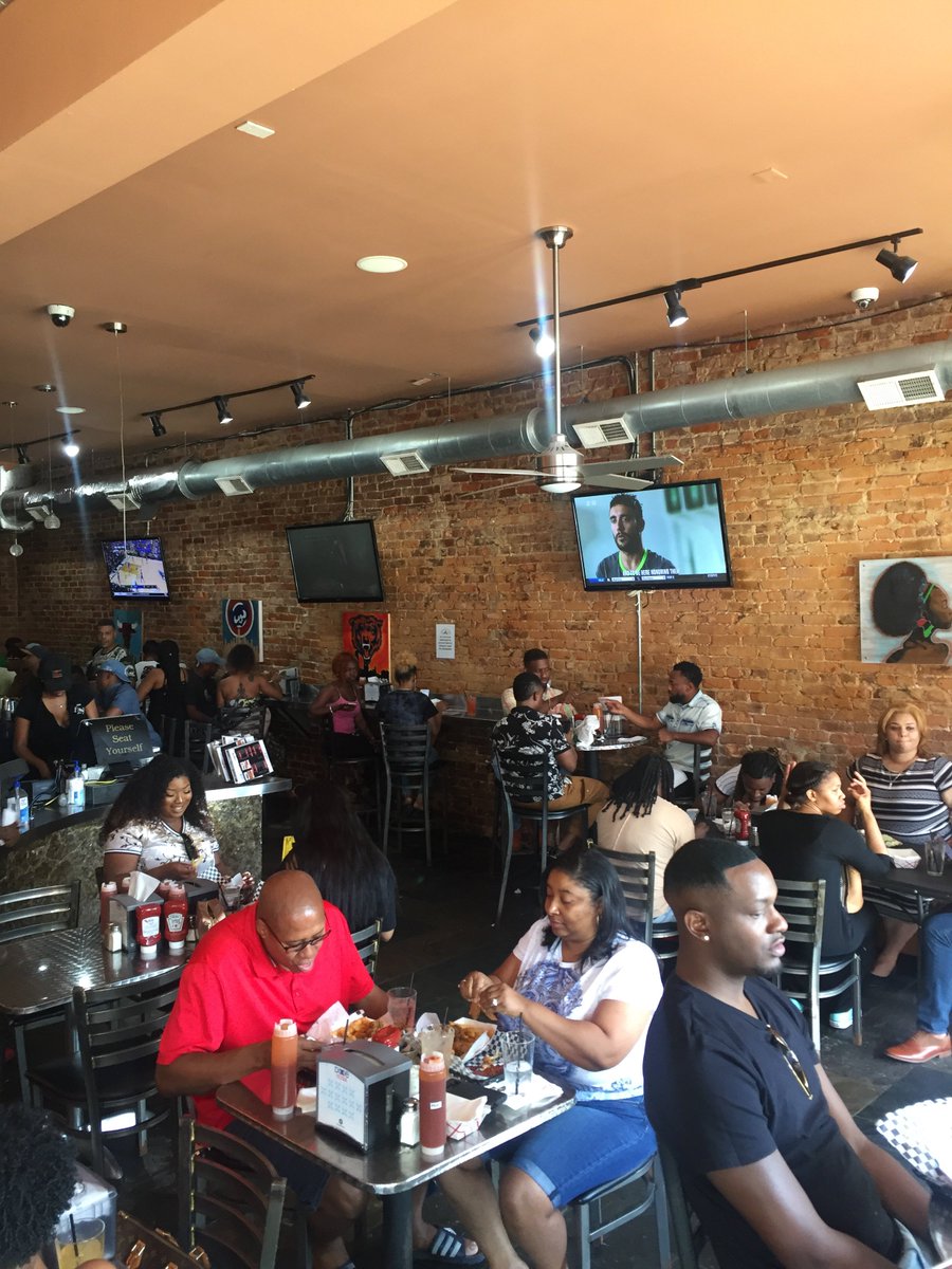 HaroldsChickAtl's tweet photo. #Mondays are never a drag at Harold’s Chicken N IceBar Edgewood. Cool staff, good vibes and of course great food. Open for lunch, dinner and late night.
$5 HH DRINKS ALL DAY
$1 OFF Dinners M-F 11-3pm
$.99 Whole Wings M-F HH 5-8pm
#haroldschicken #haroldsedgewood #atlanta https://t.co/jxJqnzeKFw