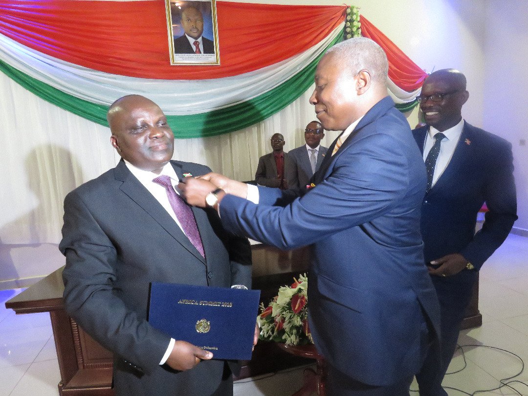 nshingamateka's tweet photo. 3 #Burundi au cours desdits cérémonies un Titre d' #AmbassadeurInternationaldePaix a été attribué au Président de @nshingamateka @P_Nyabenda ,le Titre qui lui a été remis par @R_Ndikuriyo qui,lui, l'a été le 18janvier 2018 à #Dakar au #Centrede ConférenceInternational #AbdouDiouf https://t.co/HbEaco85yQ