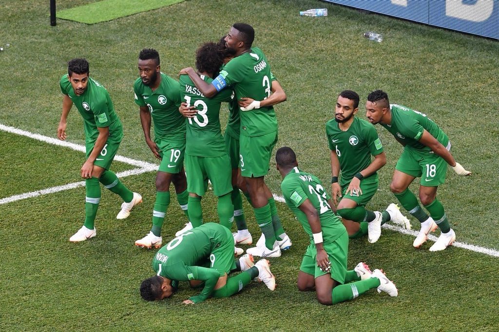AJELNEWS24's tweet photo. لاعبو #المنتخب_السعودي يسجدون شكراً لله بعد تحقيق الفوز على منتخب #مصر.. 
.
.
#السعوديه
#السعودية_مصر 
. https://t.co/d4EKoFaDV1