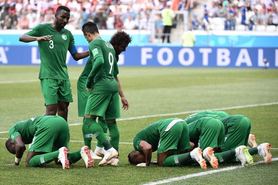 AJELNEWS24's tweet photo. لاعبو #المنتخب_السعودي يسجدون شكراً لله بعد تحقيق الفوز على منتخب #مصر.. 
.
.
#السعوديه
#السعودية_مصر 
. https://t.co/d4EKoFaDV1