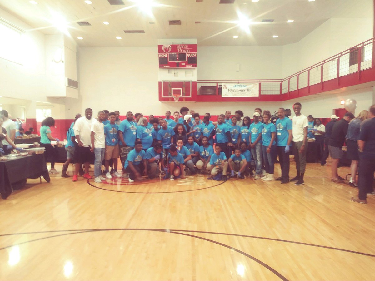 matrix_detroit's tweet photo. Groups of volunteers from across #Michigan came together at #TheMatrixCenter for the #HashtagLunchbag event to assemble an amazing 1,000 #lunchbags for the homeless.
THANK YOU to all the amazing #volunteers.
#MatrixMission #DetroitLove #Detroit #VolunteerDetroit #GiveDetroit https://t.co/6LySTBNt44