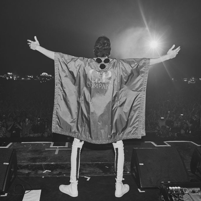 FourMarketing_'s tweet photo. Sergio Pizzorno performed at @isleofwightfest on Friday giving the crowd a preview of the collaborative cape he's created with @cpcompanyuk in an exclusive partnership with @flannelsman.
-
Photography by @neil_bedford
#cpcompanyuk #eyesonthecity https://t.co/iZ7zYB58sg