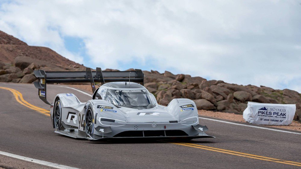 Frandroid's tweet image. Pikes Peak : le record de vitesse de Sébastien Loeb écrasé par une voiture électrique 👉 buff.ly/2yGz1Em