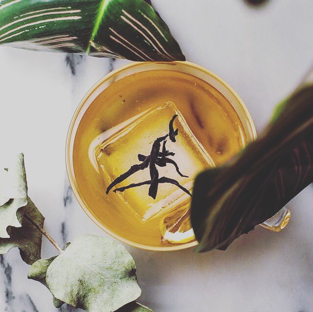 A #blacktea riff on an #oldfashioned. Infuse black tea in #whisky, an hour tops, strain. 60ml whisky, 1 tsp honey, 4 dashes spiced orange bitters, 1 dash aromatic bitters. Large ice. Done. #rethinkyourdrink