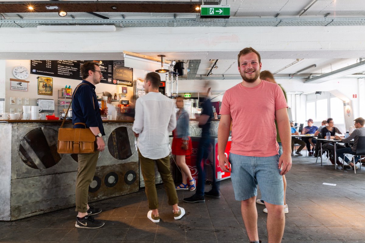HAZ's tweet photo. Nächster Halt: #KönigswortherPlatz. In Hannovers bekanntestem Studentencafé, der Hanomacke, weht seit 32 Jahren der Duft von studentischer Freiheit. Ein Besuch in dem beliebten Treffpunkt. #HAZlinie5 | Die ganze Geschichte auf https://t.co/Dah3miGGgJ https://t.co/hOcQlReUIq